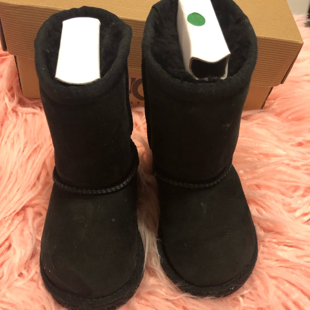 Classic Uggs black boots!! 👢